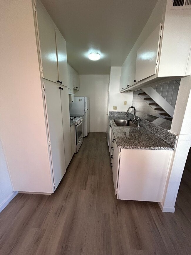 Building Photo - Remodeled Davis Townhouse