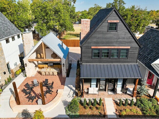 Building Photo - 225 W 1st St