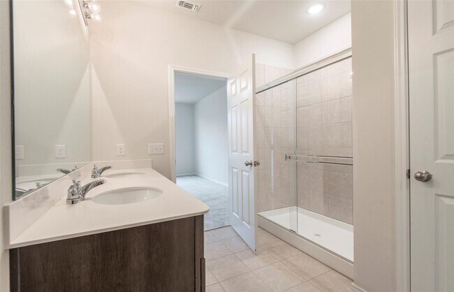 Building Photo - Move-In Ready 4-Bedroom Home with Ideal Lo...