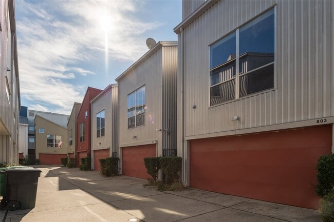 Building Photo - 807 Robin St