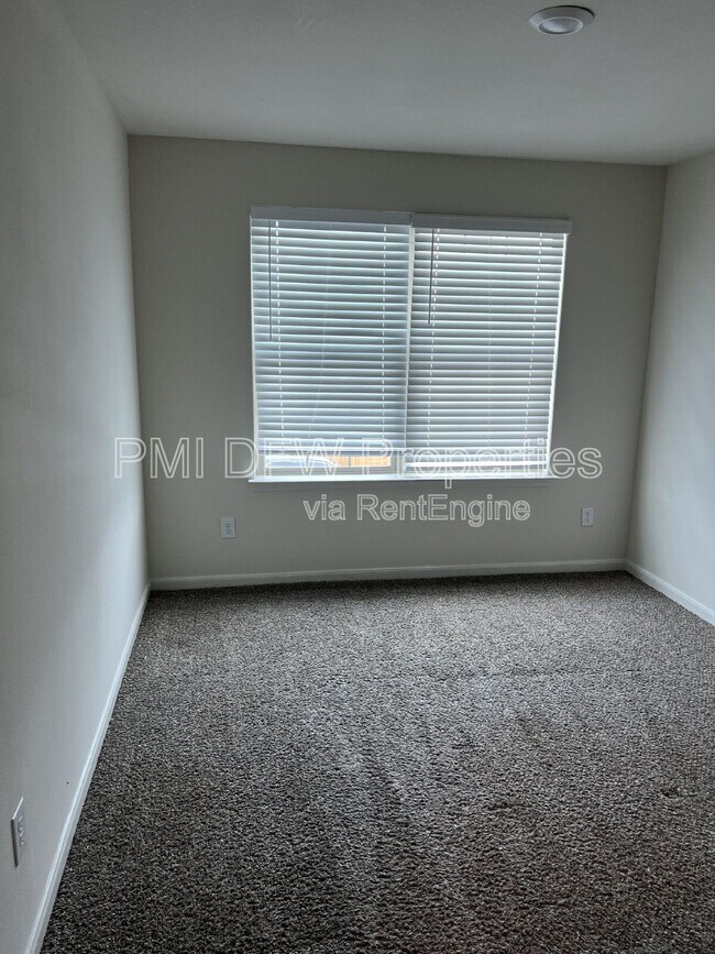 Building Photo - 640 Aqueduct Dr