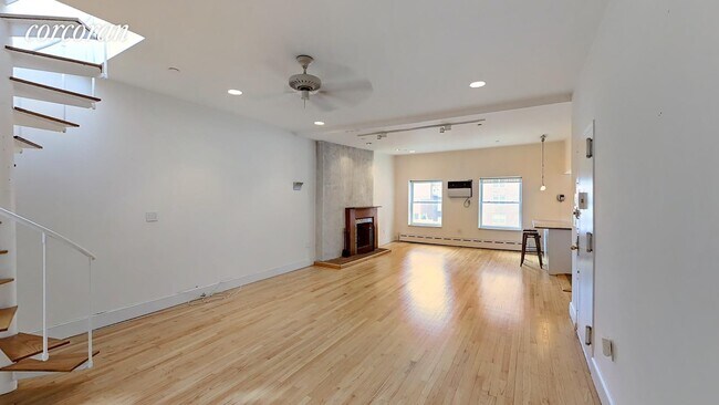 Building Photo - 361 Greenwich St