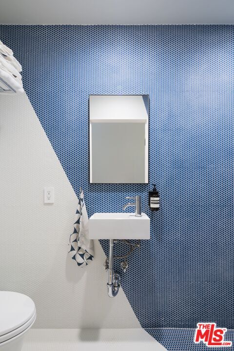 Building Photo - 730 Westbourne Dr