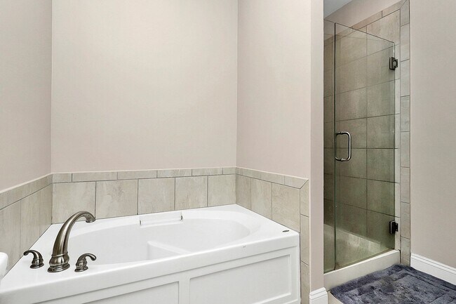 Building Photo - Spectacular 7th floor corner unit condo in...