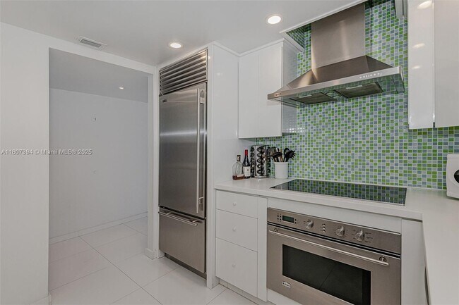 Building Photo - 2301 Collins Ave