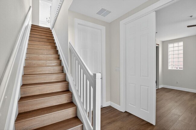 Building Photo - 4 Bedroom Townhome in West Palm Beach