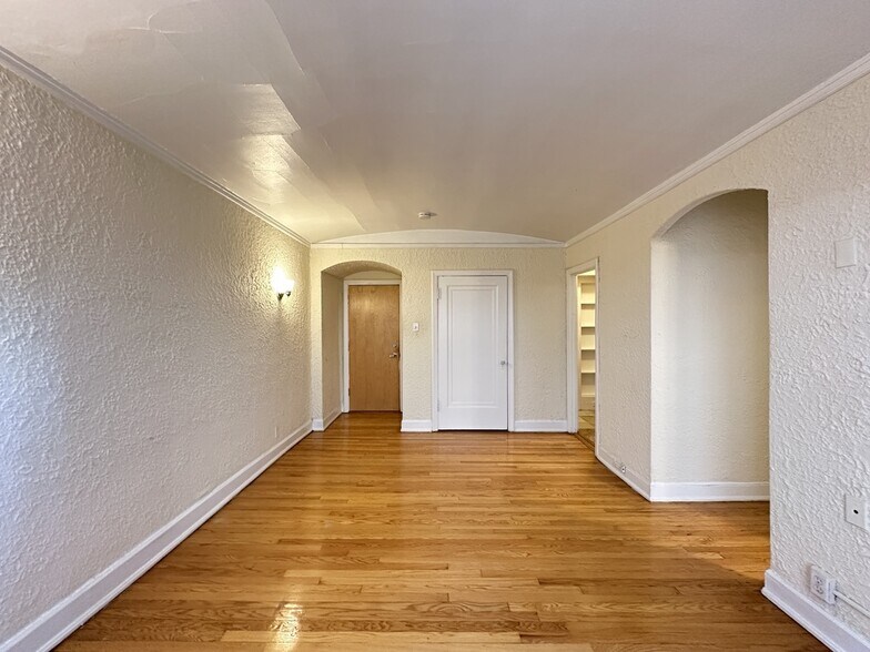 Building Photo - 562 W Arlington Pl