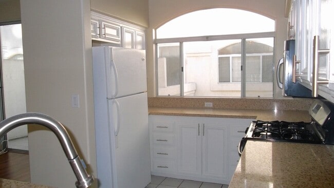 Building Photo - Stunning Updated & Spacious 3-Level Townho...