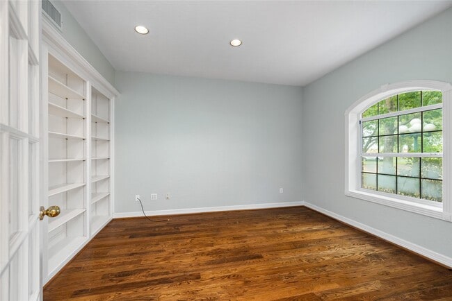 Building Photo - 106 River Oaks Dr