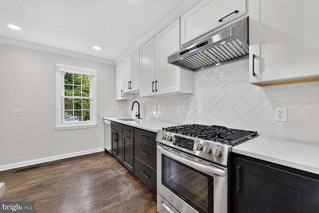Building Photo - 7426 Hallcrest Dr