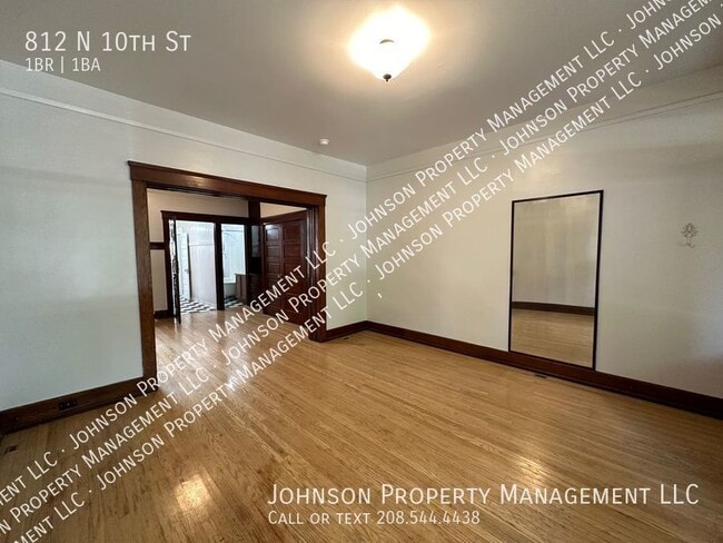 Building Photo - Vintage Apartments in Historic Downtown Bo...