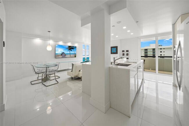 Building Photo - 2555 Collins Ave