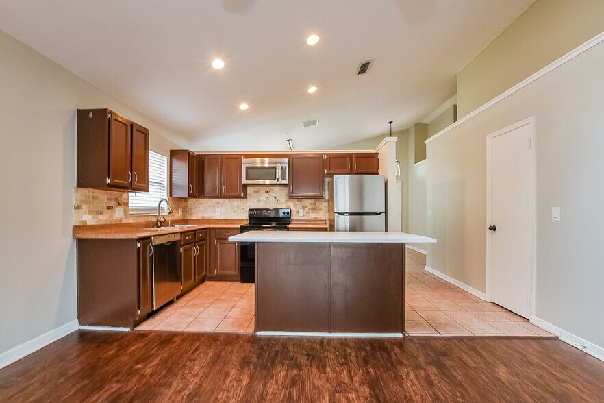 Building Photo - 1820 Greenbrook Ct