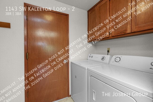 Building Photo - 1143 SW Kaleeton Loop