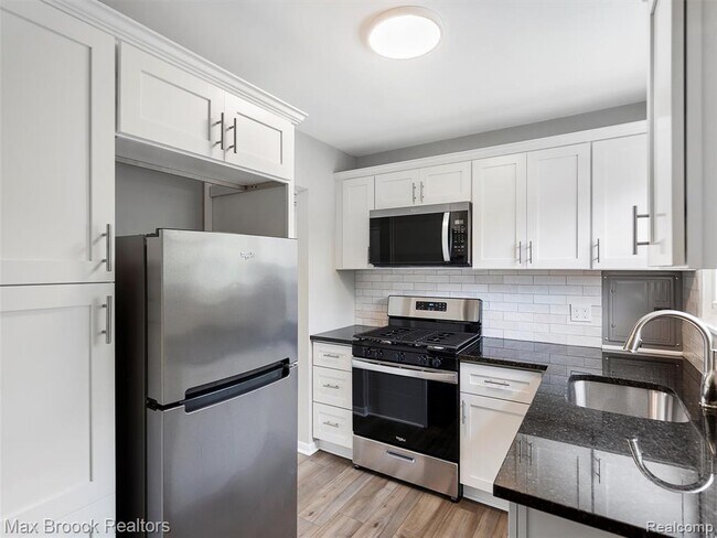 Building Photo - 2717 W 13 Mile Rd