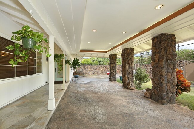 Building Photo - Executive Kahala Home with detached Cottage