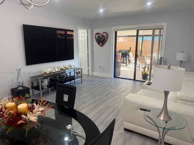 Building Photo - 1327 Towhee St