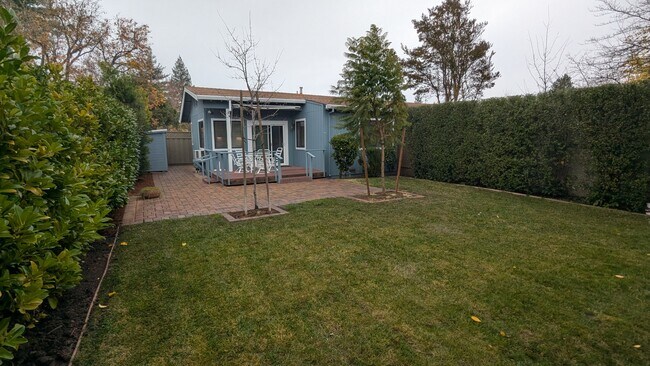 Building Photo - 16395 E La Chiquita Ave