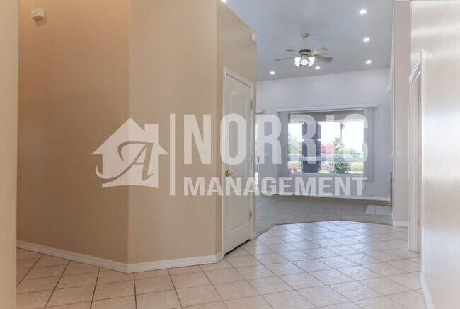 Building Photo - Beautiful Home Located in The Links