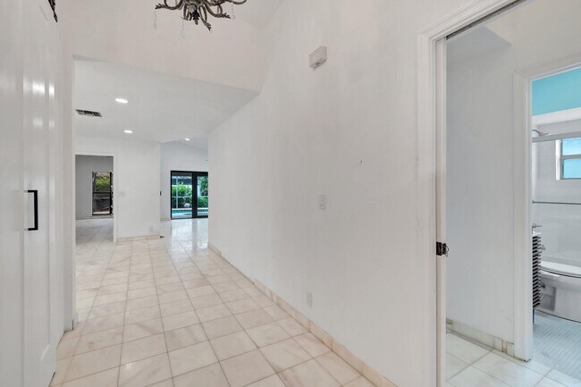 Building Photo - 7810 Villa Nova Dr
