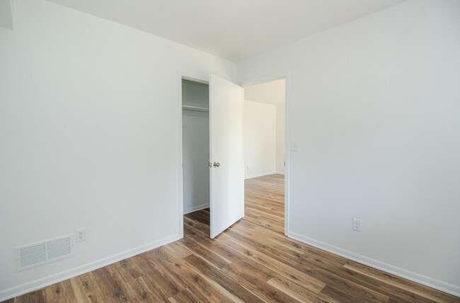 Building Photo - 1410 S River Rd