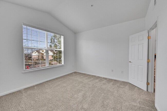 Building Photo - $1,900 - 2 Bed, 2 Bath Condo in Aurora with AC and In Unit Laundry!
