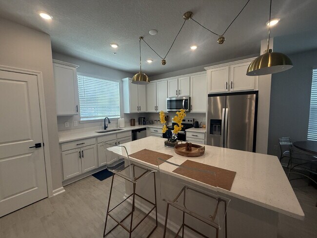 Building Photo - Modern 2-Bedroom Townhome with Garage Park...