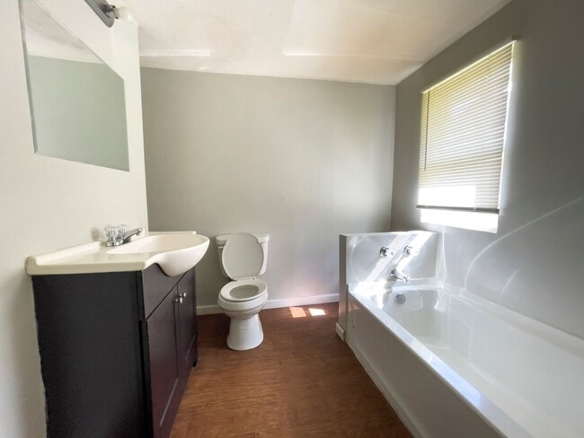 Building Photo - Spacious Three Bedroom Two Bath Home