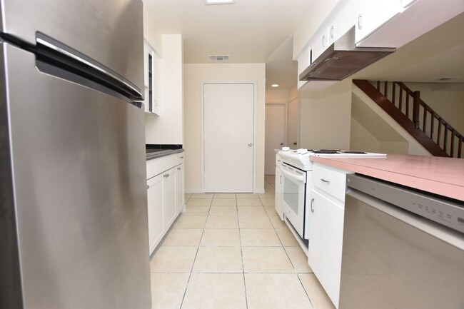 Building Photo - 3/2 Half Duplex in N. Lakeland!