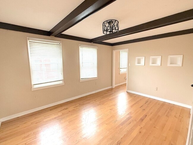 Building Photo - Cute Home in Westside South Neighborhood