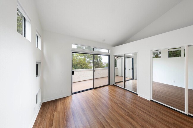 Building Photo - 2 Bedroom condo - Biking distance to the beach
