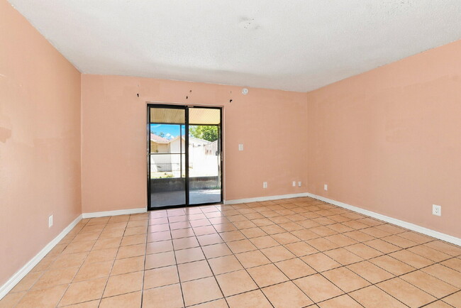 Building Photo - "Charming Kissimmee Retreat: Spacious 2-Bed Oasis with Modern Comforts!"