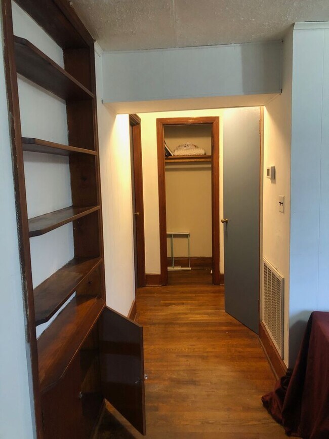 Building Photo - Convenience !!