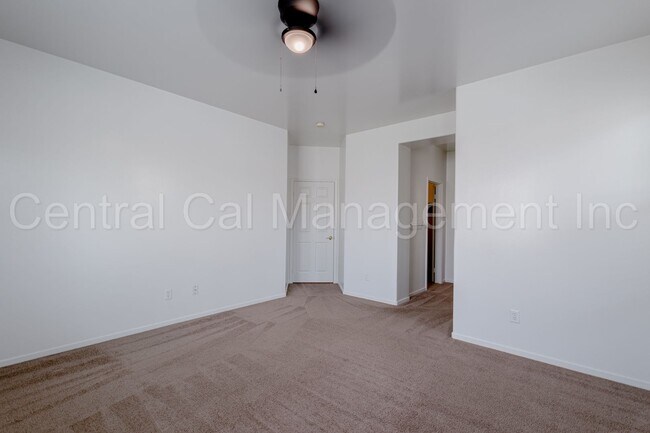 Building Photo - 3 Bedroom/2 Bath home located in the Desired Northwest - $2395 per Month!