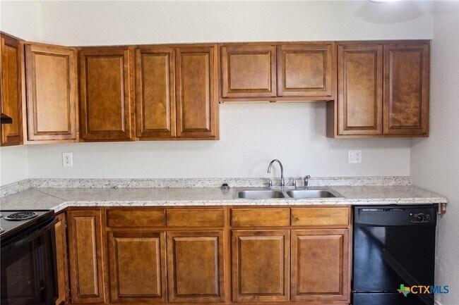 Building Photo - 2102 Hunt Dr