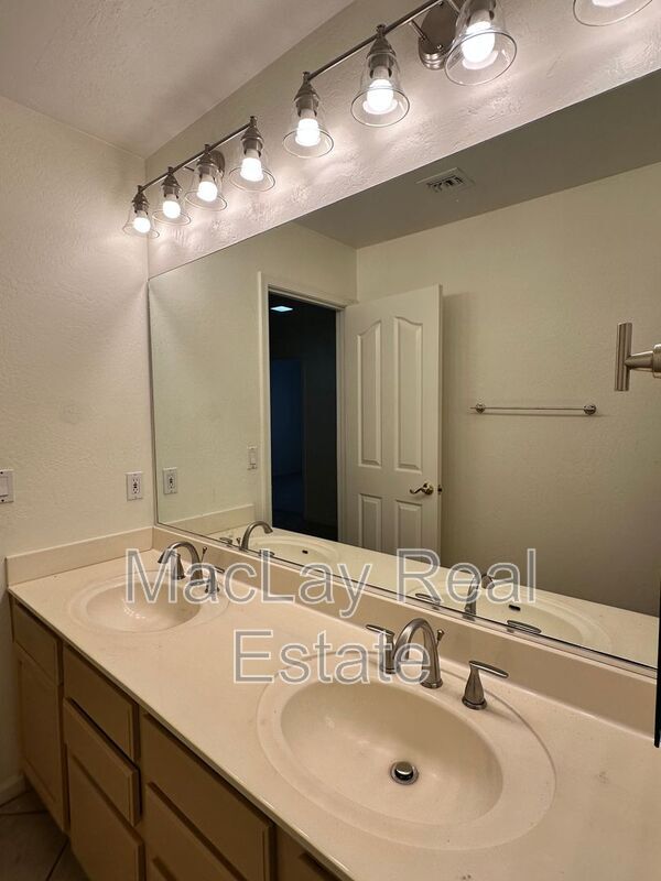 Building Photo - 1667 S Sycamore Pl