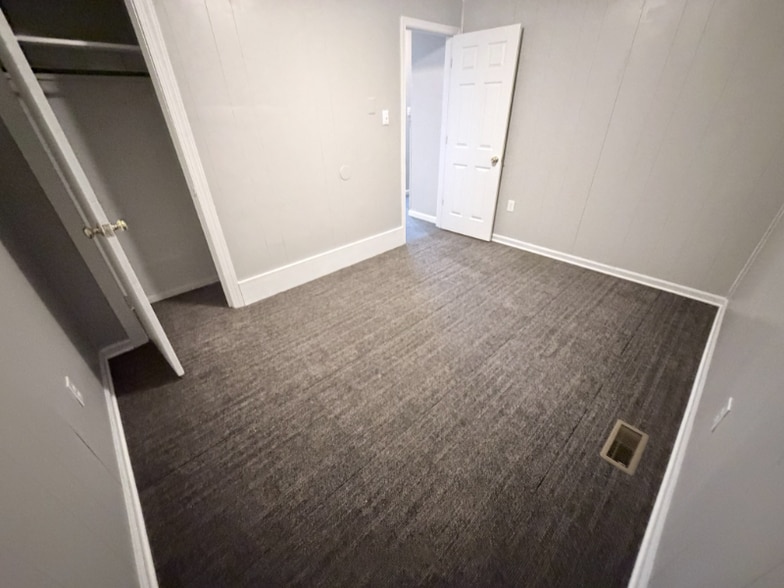 Building Photo - 205 Alesa Dr