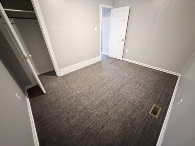 Building Photo - 205 Alesa Dr