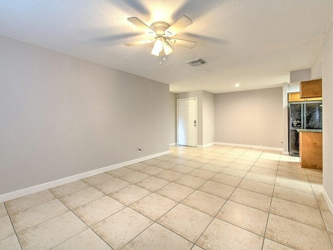 Building Photo - 526 Golden Raintree Pl