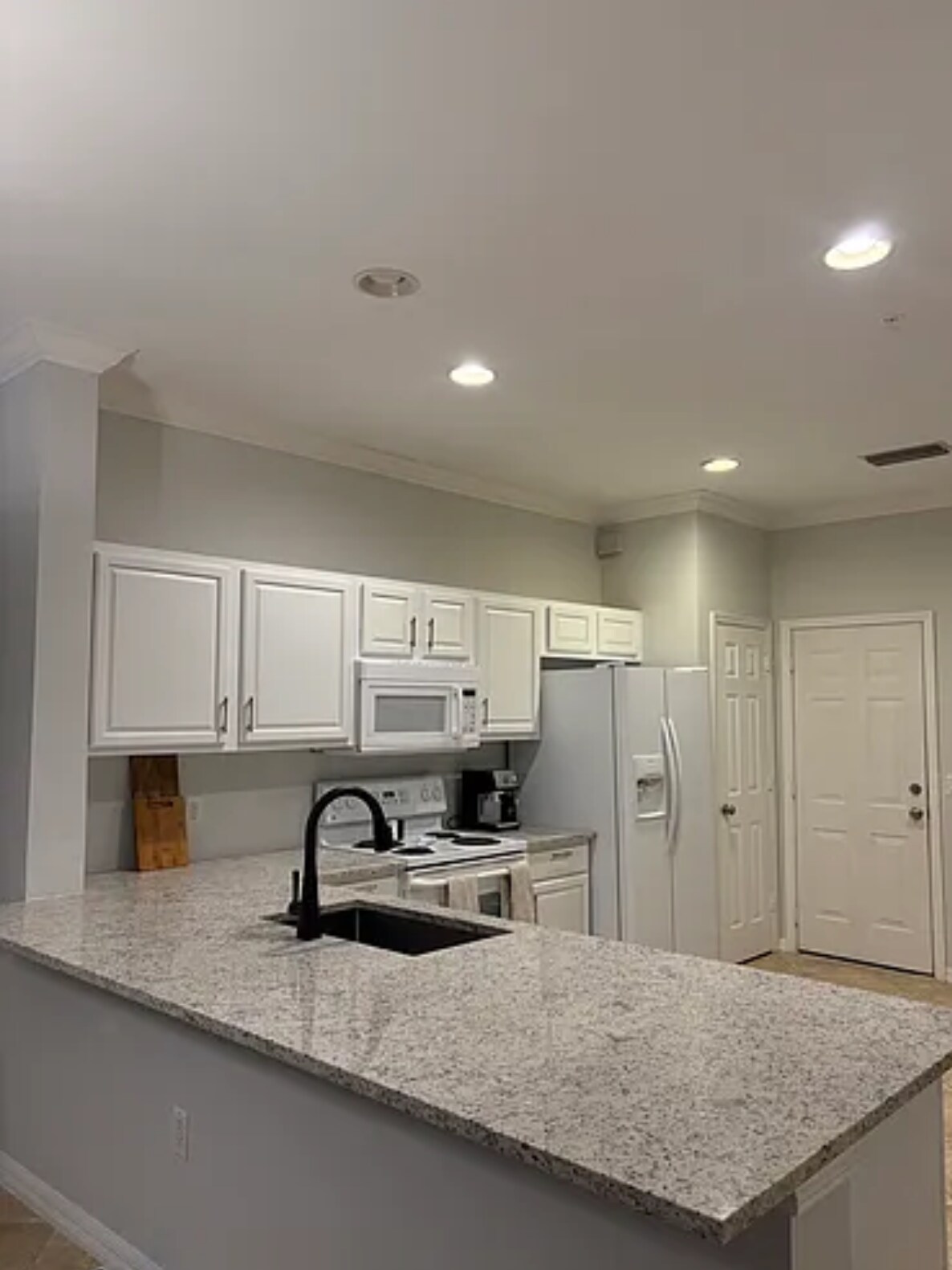 Building Photo - 960 Hampton Cir