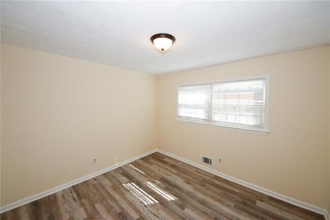 Building Photo - 1616 W Kellogg Cir