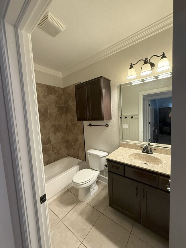 Building Photo - 3 Bedroom 2 Bathroom home. Available NOW!