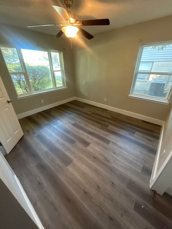 Building Photo - 3160 Chatsworth Dr