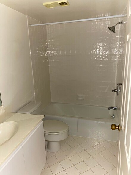 bathroom - 5000 Battery Ln
