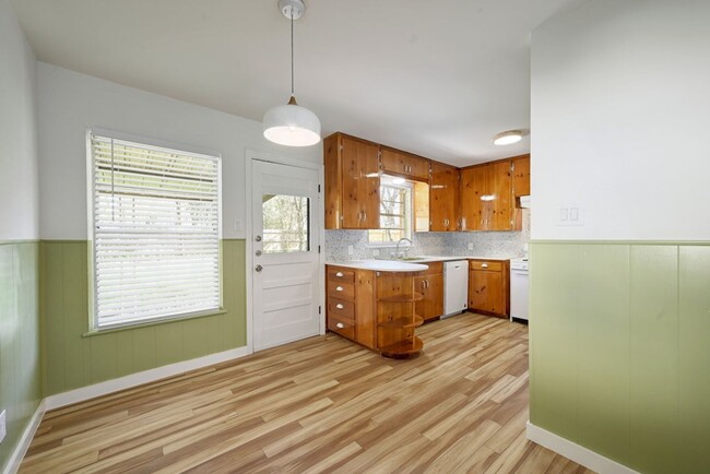 Building Photo - Charming 3 Bed 2 Bath Hyde Park Home for A...