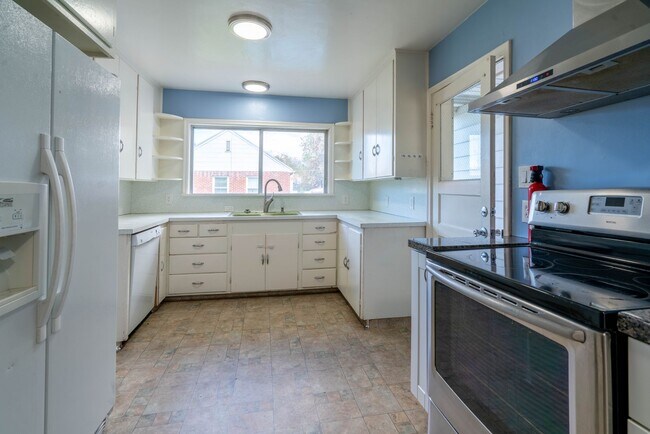 Building Photo - 10th Street