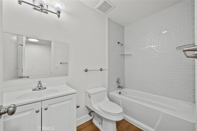 Building Photo - 13861 Vanowen St