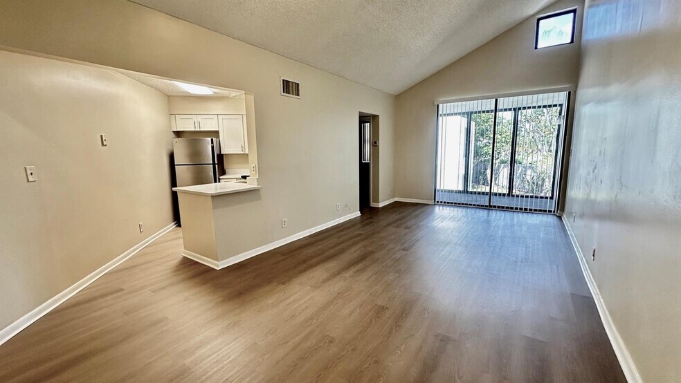 Building Photo - 215 Lake Pointe Dr