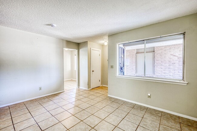 Building Photo - 4555 Sun Valley Dr