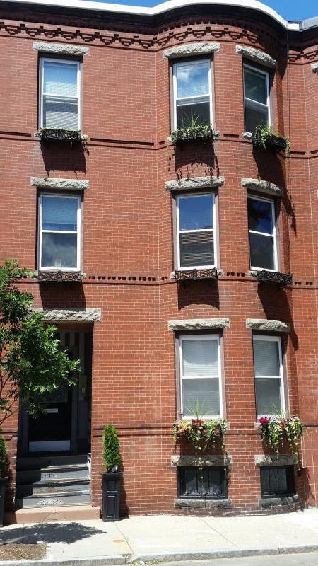 Building Photo - 54 Saxton St